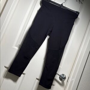 ALO Yoga crop leggings. Size Small.
